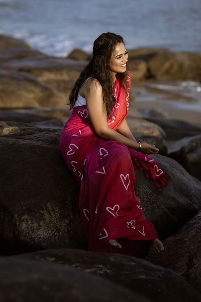 shining-with-gracefully-refined-aura-amidst-the-whirls-of-wind-and-the-swirls-of-waves-actress-ramya-pandian-steals-our-senses-in-these-latest-clicks